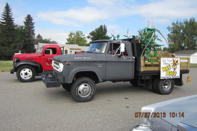 Lining up alongside a gorgeous 38 Dodge I think ?