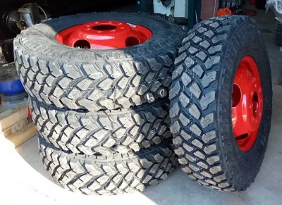 1970 D300 rear wheels and tires s.jpg
