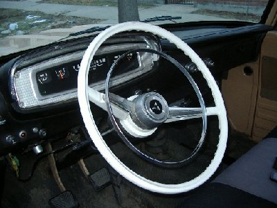 I love her white steering wheel
